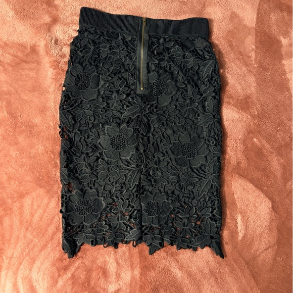 Elegant Black Lace Skirt haute monde. - Picture 4 of 7